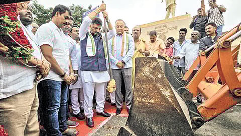ಭೂಮಿಪೂಜೆ ನೆರವೇರಿಸುತ್ತಿರುವ ಡಿಕೆ.ಶಿವಕುಮಾರ್.