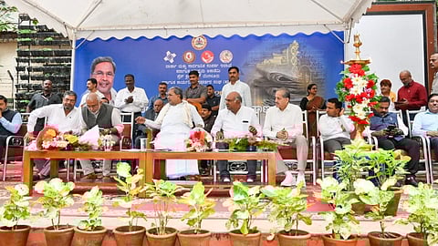 ಬೆಂಗಳೂರು ಪ್ರೆಸ್ ಕ್ಲಬ್, ಕಾರ್ಯನಿರತ ಪತ್ರಕರ್ತರ ಸಂಘ ಮತ್ತು ವಾರ್ತಾ ಮತ್ತು ಸಾರ್ವಜನಿಕ ಸಂಪರ್ಕ ಇಲಾಖೆ ಸಂಯುಕ್ತಾಶ್ರಯದಲ್ಲಿ ನಡೆದ ಪತ್ರಿಕಾ ದಿನಾಚರಣೆ ಕಾರ್ಯಕ್ರಮವನ್ನು ಸಿಎಂ ಸಿದ್ದರಾಮಯ್ಯ ಅವರು ಉದ್ಘಾಟಿಸಿದರು.
