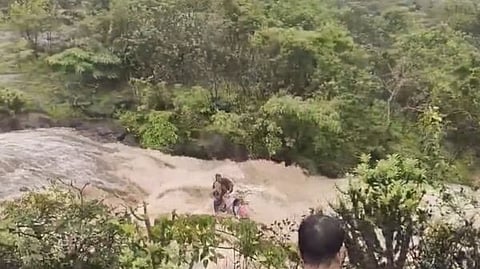 ಐವರು ಜಲಸಮಾಧಿ