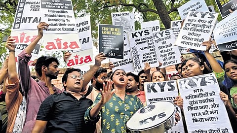 ದೆಹಲಿಯ ಜಂತರ್ ಮಂತರ್ನಲ್ಲಿ NEET ಫಲಿತಾಂಶ ಅಕ್ರಮಗಳ ಕುರಿತು ರಾಷ್ಟ್ರೀಯ ಪರೀಕ್ಷಾ ಸಂಸ್ಥೆ (NTA) ವಿರುದ್ಧ ವಿವಿಧ ಸಂಘಟನೆಗಳ ಸದಸ್ಯರು ಪ್ರತಿಭಟನೆ ನಡೆಸಿದ ಸಂಗ್ರಹ ಚಿತ್ರ