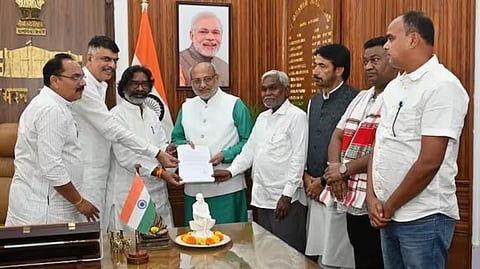ರಾಜ್ಯಪಾಲರಿಗೆ ರಾಜಿನಾಮೆ ಪತ್ರ ನೀಡಿದ ಚಂಪೈ ಸೊರೆನ್