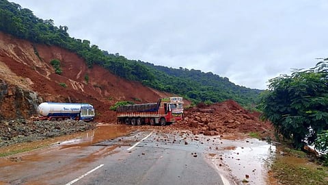 ಗುಡ್ಡ ಕುಸಿದು ಬಿದ್ದಿರುವುದು.