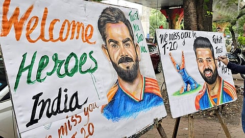 ಅಭಿಮಾನಿಗಳು ಚಿತ್ರ ಬಿಡಿಸಿ ಭಾರತ ಕ್ರಿಕೆಟ್ ತಂಡಕ್ಕೆ ಗೌರವ ಸಲ್ಲಿಸುತ್ತಿರುವುದು