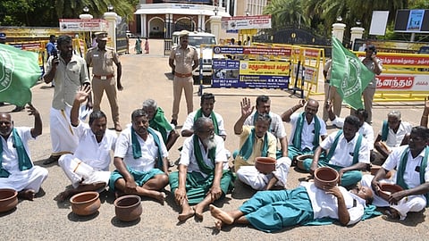 ತಂಜಾವೂರಿನ ಜಿಲ್ಲಾಧಿಕಾರಿ ಕಚೇರಿ ಬಳಿ ರೈತರ ಪ್ರತಿಭಟನೆ