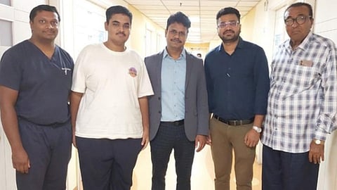 ಶಸ್ತ್ರಚಿಕಿತ್ಸೆಗೊಳಗಾದ ಬಾಲಕನೊಂದಿಗೆ ವೈದ್ಯರ ತಂಡ.
