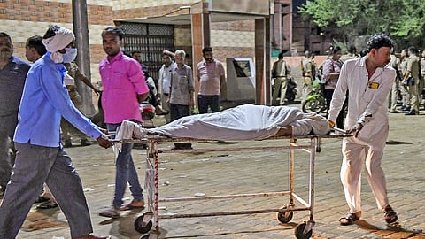 ಹತ್ರಾಸ್ ದುರ್ಘಟನೆಯಲ್ಲಿ ಮೃತಪಟ್ಟವರ ಶವ ಕೊಂಡೊಯ್ಯುತ್ತಿರುವುದು