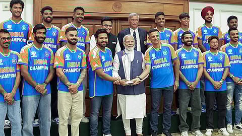 T20 ವಿಶ್ವಕಪ್ ಟ್ರೋಫಿಯೊಂದಿಗೆ ಟೀಂ ಇಂಡಿಯಾ ಆಟಗಾರರೊಂದಿಗೆ ಪ್ರಧಾನಿ ನರೇಂದ್ರ ಮೋದಿ