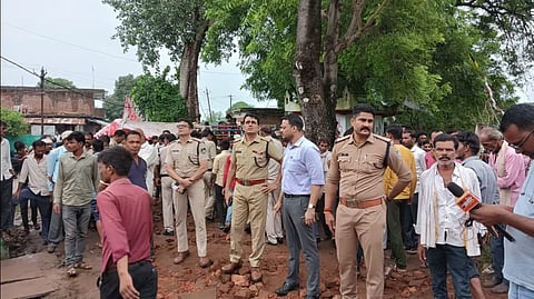 ಜಿಲ್ಲಾಧಿಕಾರಿ ಸೇರಿದಂತೆ ಹಿರಿಯ ಅಧಿಕಾರಿಗಳು ಸ್ಥಳಕ್ಕೆ ಧಾವಿಸಿದ್ದು, ರಕ್ಷಣಾ ಕಾರ್ಯಾಚರಣೆಯ ಮೇಲ್ವಿಚಾರಣೆ ನಡೆಸುತ್ತಿದ್ದಾರೆ.