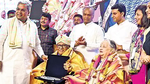 ಬೆಂಗಳೂರು ಇಂಡಿಯಾ ನ್ಯಾನೋ ಸಮ್ಮೇಳನದಲ್ಲಿ ಮುಖ್ಯಮಂತ್ರಿ ಸಿದ್ದರಾಮಯ್ಯ ಅವರು ಪ್ರೊ ಸಿಎನ್ಆರ್ ರಾವ್ ಮತ್ತು ಅವರ ಪತ್ನಿಯನ್ನು ಸನ್ಮಾನಿಸಿದರು