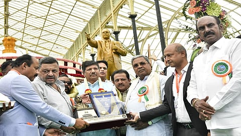 ಲಾಲ್ ಬಾಗ್ ನಲ್ಲಿ ಫಲಪುಷ್ಪ ಪ್ರದರ್ಶನ ಉದ್ಘಾಟನಾ ಕಾರ್ಯಕ್ರಮದಲ್ಲಿ ಸಿಎಂ ಸಿದ್ದರಾಮಯ್ಯ ಸಚಿವರಾದ ಮಲ್ಲಿಕಾರ್ಜುನ್, ಜಮೀರ್ ಅಹ್ಮದ್ ಖಾನ್ ಮತ್ತಿತರರು