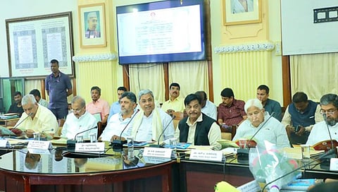 ಉನ್ನತ ಮಟ್ಟದ ಸಭೆಯಲ್ಲಿ ಸಿಎಂ ಸಿದ್ದರಾಮಯ್ಯ ಮತ್ತಿತರರು