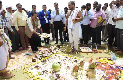 ಜಯನಗರ ಜಿಲ್ಲಾ ಉಸ್ತುವಾರಿ ಸಚಿವ ಜಮೀರ್ ಅಹ್ಮದ್ ಪೂಜೆ ನೆರವೇರಿಸಿದರು