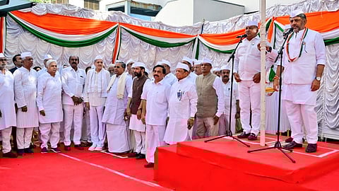 ಕೆಪಿಸಿಸಿ ಕಚೇರಿಯಲ್ಲಿ ಧ್ವಜಾರೋಹಣ ನೆರವೇರಿಸಿದ ಡಿಕೆ.ಶಿವಕುಮಾರ್.