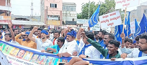 ಪ್ರತಿಭಟನೆಯಲ್ಲಿ ಭಾಗಿಯಾಗಿರುವ ನಟ ಚೇತನ್.