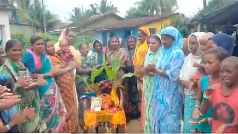 'ಗೃಹಲಕ್ಷ್ಮಿ ಯೋಜನೆ': ಹಬ್ಬದ ದಿನ ಸಿದ್ದರಾಮಯ್ಯನವರನ್ನು ಹಾಡಿ ಹೊಗಳಿದ ಮಹಿಳೆಯರು... ವಿಡಿಯೊ ನೋಡಿ...