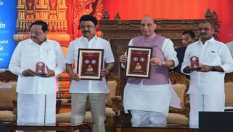 ಕರುಣಾನಿಧಿ ಸ್ಮರಣಾರ್ಥ ನಾಣ್ಯ ಬಿಡುಗಡೆ ಮಾಡಿದ ರಕ್ಷಣಾ ಸಚಿವ ರಾಜನಾಥ್ ಸಿಂಗ್