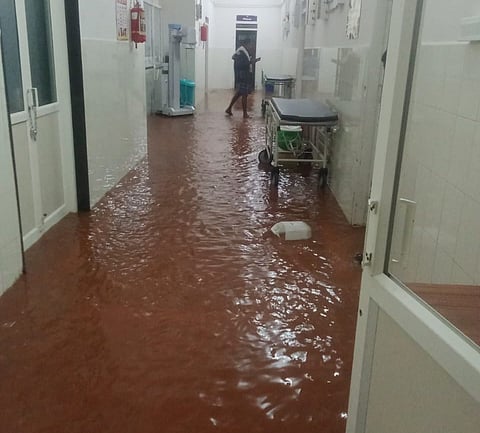 ಆಸ್ಪತ್ರೆಯೊಳಗೆ ನೀರು ತುಂಬಿಕೊಂಡಿರುವುದು