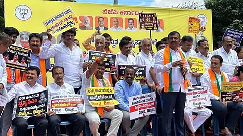 ಬೆಂಗಳೂರಿನಲ್ಲಿ ನಡೆದ ಪ್ರತಿಭಟನೆಯಲ್ಲಿ ಮಾಜಿ ಡಿಸಿಎಂ ಅಶ್ವತ್ಥ ನಾರಾಯಣ ಮತ್ತಿತರರು