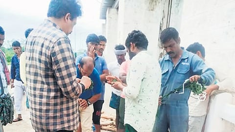 ಮಾಲವಿ ಜಲಾಶಯದ ಹಾನಿಗೊಳಗಾದ ಕ್ರೆಸ್ಟ್ ಗೇಟ್ಗಳನ್ನು ಸರಿಪಡಿಸುತ್ತಿರುವ ಅಧಿಕಾರಿಗಳು.