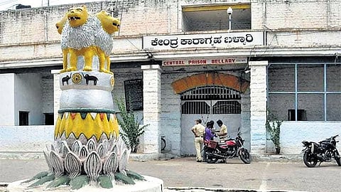 ಇಂದು ಬಳ್ಳಾರಿ ಸೆಂಟ್ರಲ್ ಜೈಲಿಗೆ ನಟ ದರ್ಶನ್ ಶಿಫ್ಟ್: ಸುತ್ತಮುತ್ತ ಹೈ ಅಲರ್ಟ್; ರಾತ್ರಿಯಿಂದ ಕಾದು ಕುಳಿತಿರುವ ಅಭಿಮಾನಿಗಳು!