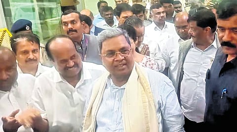 ಮುಖ್ಯಮಂತ್ರಿ ಸಿದ್ದರಾಮಯ್ಯ ಮತ್ತು ಸಚಿವ ಎಚ್ಸಿ ಮಹದೇವಪ್ಪ ಸೋಮವಾರ ಮೈಸೂರು ವಿಮಾನ ನಿಲ್ದಾಣಕ್ಕೆ ಆಗಮಿಸಿದರು.