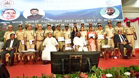ಮುಖ್ಯಮಂತ್ರಿ ಸಿದ್ದರಾಮಯ್ಯ ಅವರು ಅರಣ್ಯ ಇಲಾಖೆ ವತಿಯಿಂದ ವಿಧಾನಸೌಧದ ಬ್ಯಾಂಕ್ವೆಟ್ ಹಾಲ್ ನಲ್ಲಿ ಆಯೋಜಿಸಿದ್ದ ಮುಖ್ಯಮಂತ್ರಿಗಳ ಪದಕ ಪ್ರದಾನ ಸಮಾರಂಭದಲ್ಲಿ 2022, 2023ನೇ ಸಾಲಿನ ಪದಕ ವಿಜೇತರಿಗೆ ಪದಕ ನೀಡಿ ಸನ್ಮಾನಿಸಿದರು.