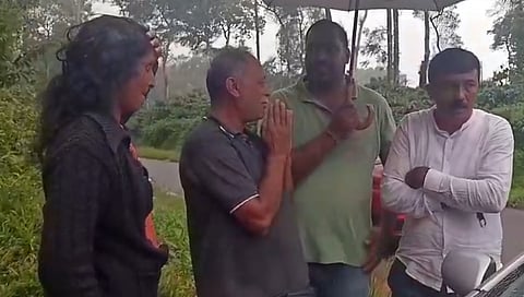 ಗ್ರಾಮ ಪಂಚಾಯಿತಿ ಸದಸ್ಯರೊಂದಿಗೆ ದಂಪತಿ(ಎಡಗಡೆ ಇರುವವರು)