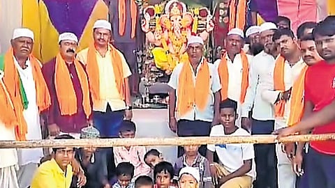 ಕೊಪ್ಪಳ ಜಿಲ್ಲೆ ಕುಷ್ಟಗಿ ತಾಲೂಕಿನ ಹನುಮಸಾಗರ ಗ್ರಾಮದ ಮಸೀದಿಯಲ್ಲಿ ಗಣೇಶ ಮೂರ್ತಿ ಪ್ರತಿಷ್ಠಾಪನೆ ಮಾಡಿರುವುದು.