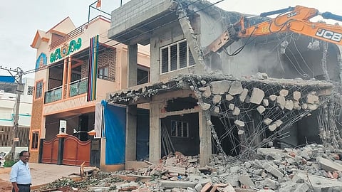 ಅಕ್ರಮ ಕಟ್ಟಡ ನೆಲಸಮಗೊಳಿಸುತ್ತಿರುವುದು.