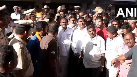 ಹಾನಿಗೊಳಗಾದ ಅಂಗಡಿಗಳ ಪರಿಶೀಲಿಸುತ್ತಿರುವ ಕುಮಾರಸ್ವಾಮಿ.