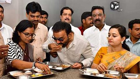 ಇಂದಿರಾ ಕ್ಯಾಂಟೀನ್ ನಲ್ಲಿ ಜೋಳದ ರೊಟ್ಟಿ ಸವಿದ ಸಚಿವ ಸಂತೋಷ್ ಲಾಡ್
