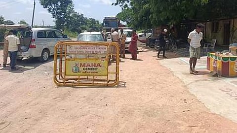 ಬ್ಯಾರಿಕೇಡ್ ಹಾಕಿ ವಾಹನಗಳ ತಪಾಸಣೆ ನಡೆಸುತ್ತಿರುವ ಪೊಲೀಸರು.