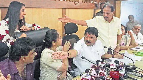 ಬೆಂಗಳೂರಿನಲ್ಲಿ ಸೋಮವಾರ ಕೆಎಫ್ಸಿಸಿ ಸದಸ್ಯರು ಮತ್ತು ಮಹಿಳಾ ಆಯೋಗದ ಅಧ್ಯಕ್ಷೆ ನಾಗಲಕ್ಷ್ಮಿ ಚೌಧರಿ ನಡುವೆ ತೀವ್ರ ವಾಗ್ವಾದ ನಡೆಯಿತು.