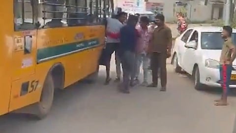 ಶಾಲಾ ಬಸ್ ಕಿಟಕಿ ಒಡೆಯುತ್ತಿರುವ ಕಿಡಿಗೇಡಿಗಳು.