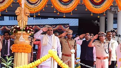 ಧ್ವಜಾರೋಹಣ ನೆರವೇರಿಸಿ ವಂದನೆ ಸಲ್ಲಿಸಿದ ಸಿಎಂ ಸಿದ್ದರಾಮಯ್ಯ