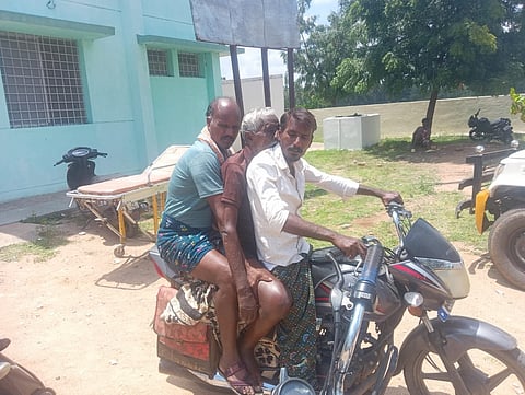 ಬೈಕ್ ನಲ್ಲಿ ಮೃತ ದೇಹ ಸಾಗಿಸಿದ ಸಹೋದರರು