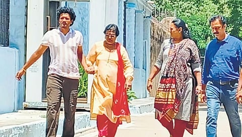 ಜೈಲಿನಲ್ಲಿ ದರ್ಶನ್ ಭೇಟಿಯಾದ ಕುಟುಂಬಸ್ಥರು