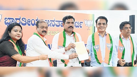 ನಾಗಮಂಗಲದ ಗಲಭೆ ಕುರಿತ ಬಿಜೆಪಿ ಸತ್ಯಶೋಧನಾ ಸಮಿತಿ ಶುಕ್ರವಾರ ಬೆಂಗಳೂರಿನಲ್ಲಿ ತನ್ನ ವರದಿಯನ್ನು ರಾಜ್ಯಾಧ್ಯಕ್ಷ ಬಿವೈ ವಿಜಯೇಂದ್ರ ಅವರಿಗೆ ಸಲ್ಲಿಸಿದೆ.