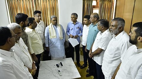 ಒಕ್ಕಲಿಗ ಸಮುದಾಯದ ಸಚಿವರು, ಶಾಸಕರ ನಿಯೋಗದವರು ಮುಖ್ಯಮಂತ್ರಿಗಳಿಗೆ ಮನವಿ ಪತ್ರ ಸಲ್ಲಿಸುತ್ತಿರುವುದು.