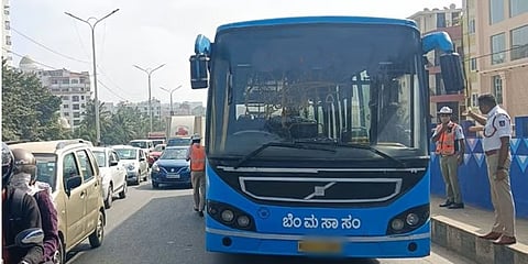 BMTC ಬಸ್ ಚಾಲನೆ ವೇಳೆ ಚಾಲಕನಿಗೆ ಎದೆನೋವು: ಪೊಲೀಸರ ಸಮಯಪ್ರಜ್ಞೆಯಿಂದ ಉಳಿಯಿತು 45 ಮಂದಿ ಪ್ರಯಾಣಿಕರ ಜೀವ..!