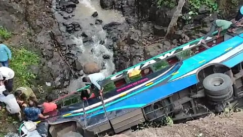 ಅಪಘಾತಕ್ಕೀಡಾದ ಬಸ್