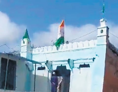 ದರ್ಗಾ ಮೇಲೆ ಹಾರಾಡುತ್ತಿರುವ ಧ್ವಜ.