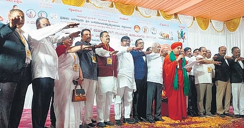 ಬೆಳಗಾವಿಯಲ್ಲಿ ನಡೆದ ವಕೀಲರ ಸಮಾವೇಶದಲ್ಲಿ ಲಿಂಗಾಯತ ಮುಖಂಡರು.