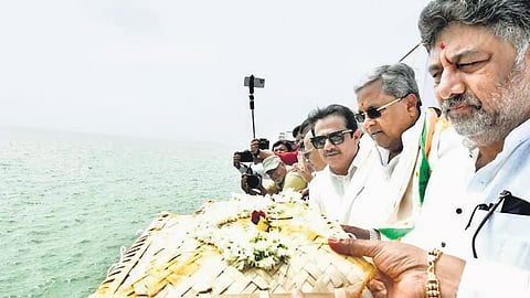 ಜಲಾಶಯಕ್ಕೆ ಬಾಗಿನ ಅರ್ಪಿಸುತ್ತಿರುವ ಸಿಎಂ ಸಿದ್ದರಾಮಯ್ಯ.