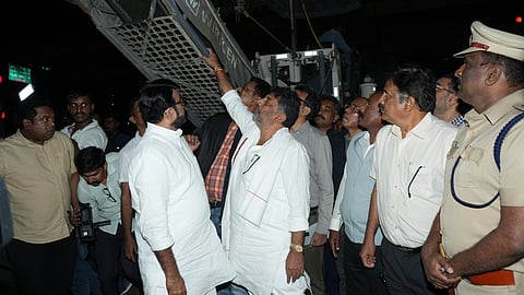 ರಸ್ತೆ ಗುಂಡಿಗಳ ಪರಿಶೀಲಿಸುತ್ತಿರುವ ಡಿಕೆ.ಶಿವಕುಮಾರ್.