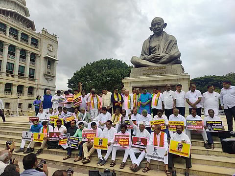 ಸಿದ್ದರಾಮಯ್ಯ ರಾಜೀನಾಮೆಗೆ ಆಗ್ರಹ: ವಿಧಾನಸೌಧ ಎದುರು ಬಿಜೆಪಿ ನಾಯಕರ ಪ್ರತಿಭಟನೆ, ಮುತ್ತಿಗೆ ಯತ್ನ; ಪೊಲೀಸರ ವಶಕ್ಕೆ