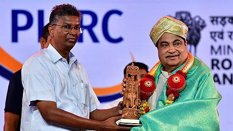 ನಿತಿನ್ ಗಡ್ಕರಿ ಸನ್ಮಾನಿಸಿದ ಸತೀಶ್ ಜಾರಕಿಹೊಳಿ