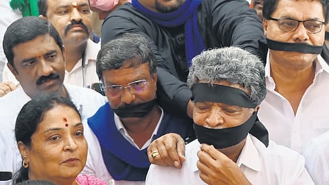 ಮುಖ್ಯಮಂತ್ರಿ ಸಿದ್ದರಾಮಯ್ಯ ಅವರನ್ನು ಬೆಂಬಲಿಸಿ ವಿವಿಧ ಸಂಘಟನೆಗಳ ಸದಸ್ಯರು ಬುಧವಾರ ಬೆಂಗಳೂರಿನಲ್ಲಿ ಮೌನ ಪ್ರತಿಭಟನೆ ನಡೆಸಿದರು,