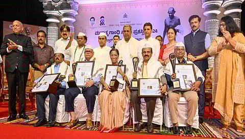 ಟಿಯೆಸ್ಸಾರ್ ಮತ್ತು ಮೊಹರೆ ಹಣಮಂತರಾಯ ಪತಿಕ್ರೋದ್ಯಮ ಪ್ರಶಸ್ತಿ ಪ್ರದಾನ ಮಾಡಿದ ಸಿಎಂ ಸಿದ್ದರಾಮಯ್ಯ