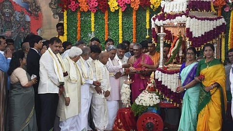 ಮೈಸೂರು ದಸರಾ ಉದ್ಘಾಟನೆ ಮುನ್ನ ನಾಡದೇವತೆ ಚಾಮುಂಡಿ ದೇವಿಗೆ ಪುಷ್ಪಾರ್ಚನೆ